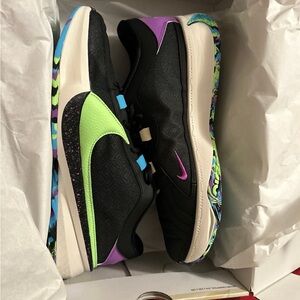 BRAND NEW Nike Freak 5-sz 11.5m